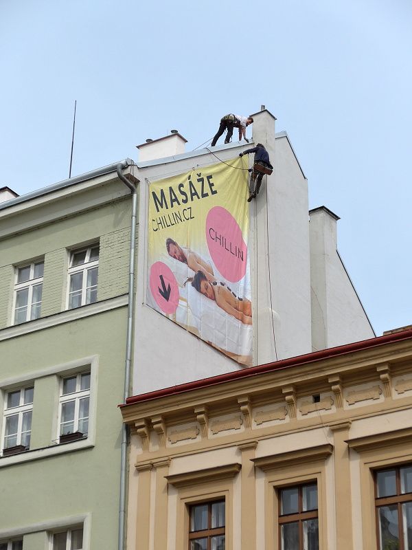 Montáž reklamy v Praze 8