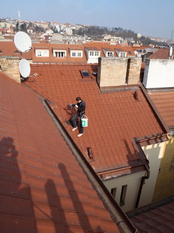 Prohlídky střech a čištění okapů
