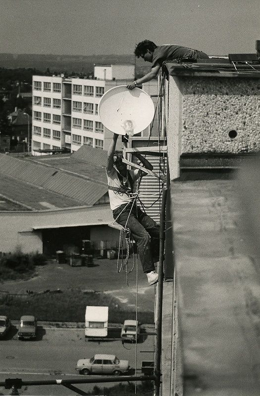 Tak jsme namontovali v r. 1989 jeden z prvních satelitů na sídlišti v Praze 10