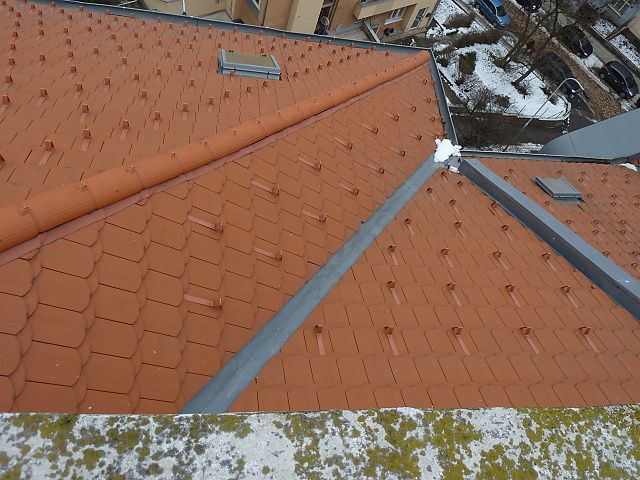 Ošetření střechy protisněhovými háky v Praze 10