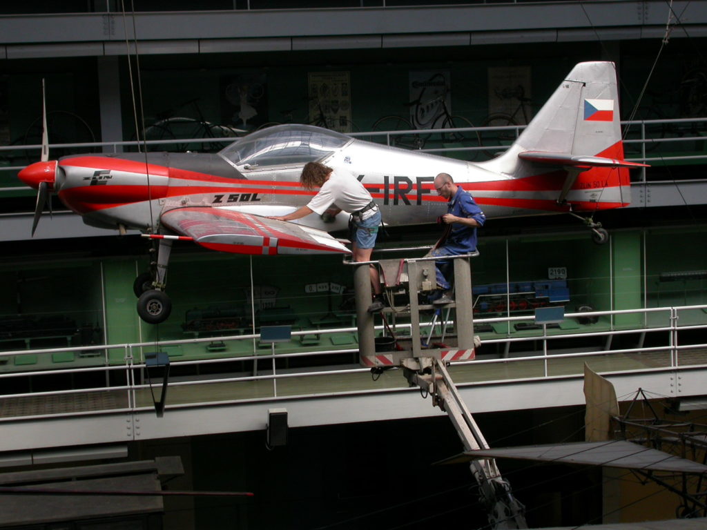 Čištění letadla v Národním Technickém muzeu