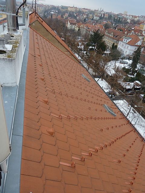 Montáž protisněhových háků na střechu