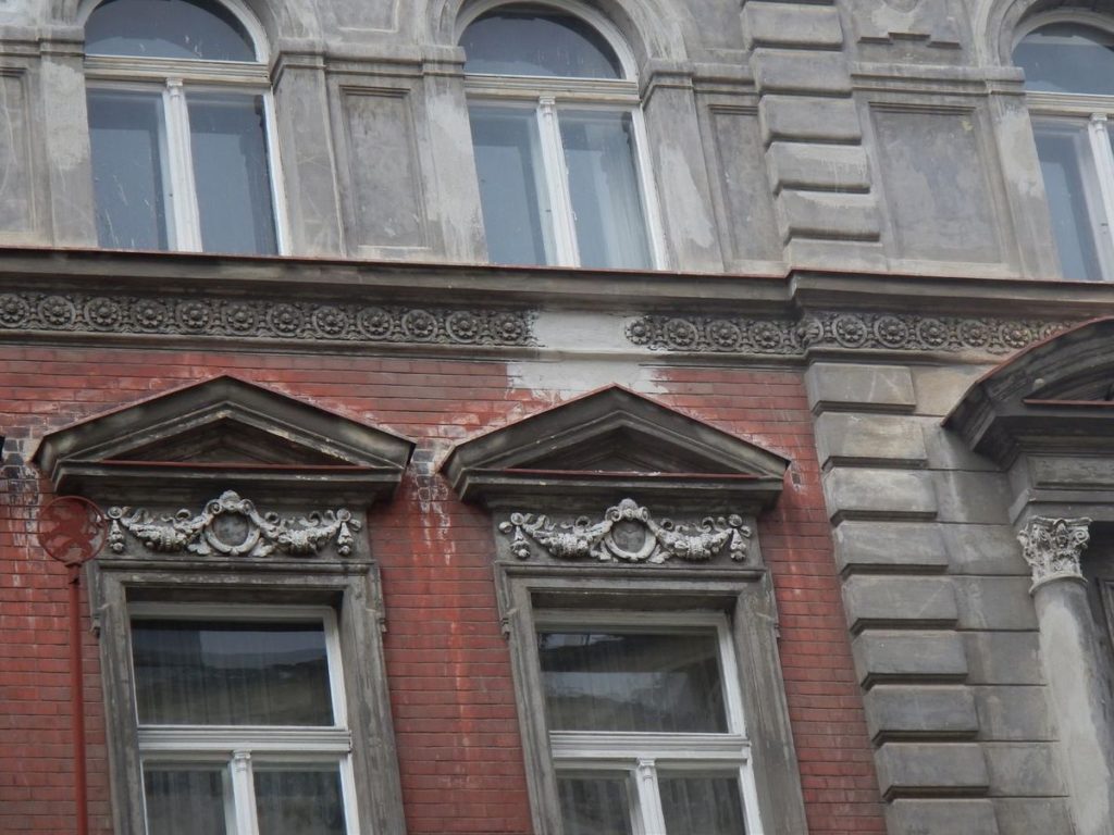 Detail fasády Sázavská před rekonstrukcí