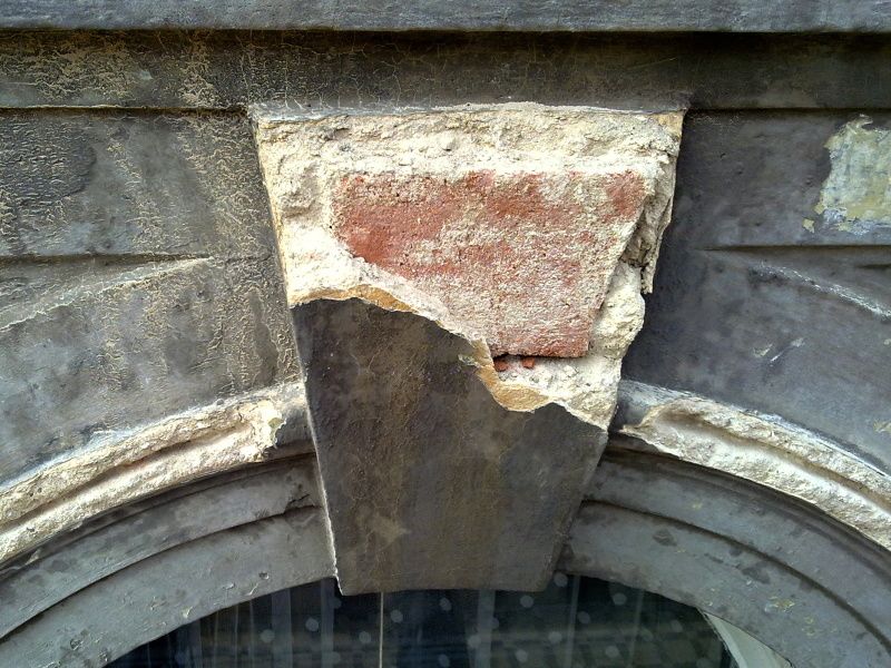 Detail poškozené ozdobné profilace nad oknem