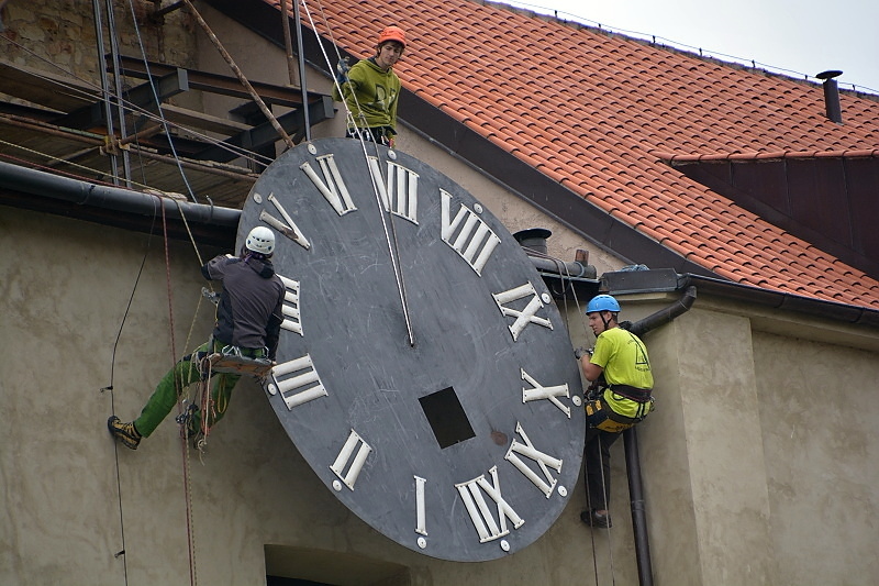 Spouštění hodinového ciferníku na Staroměstské radnici v Praze 2017